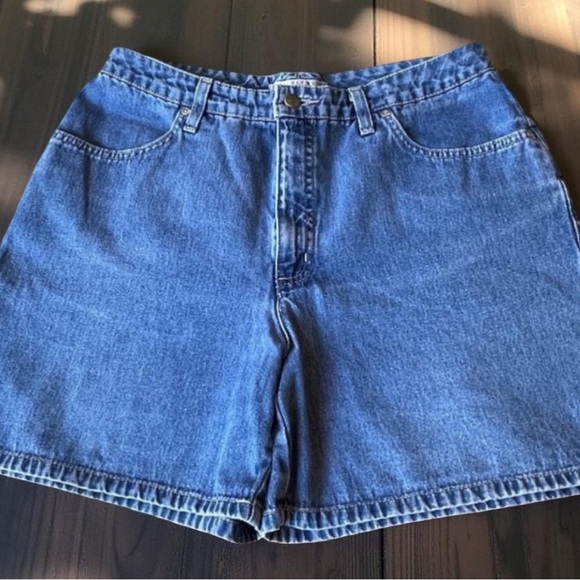 Denim shorts / high rise jean shorts w Belt buckles & 4 pockets
Sze 12 / Large - Picture 8 of 10